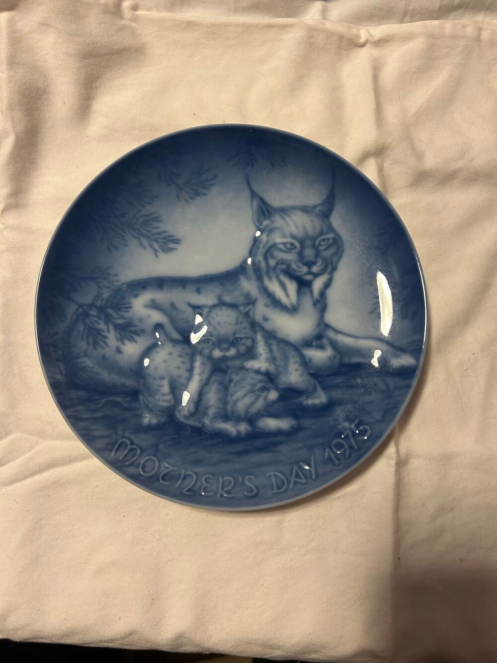 Mothers Day 1975 Royale Blue Winter china from West Germany lynx and cubs